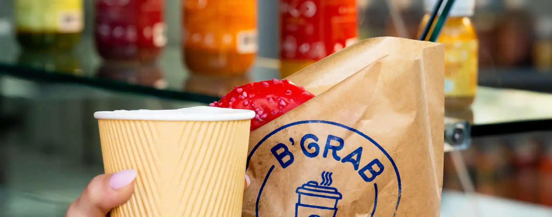 B'Grab and Go- main tenant une boisson et un donut