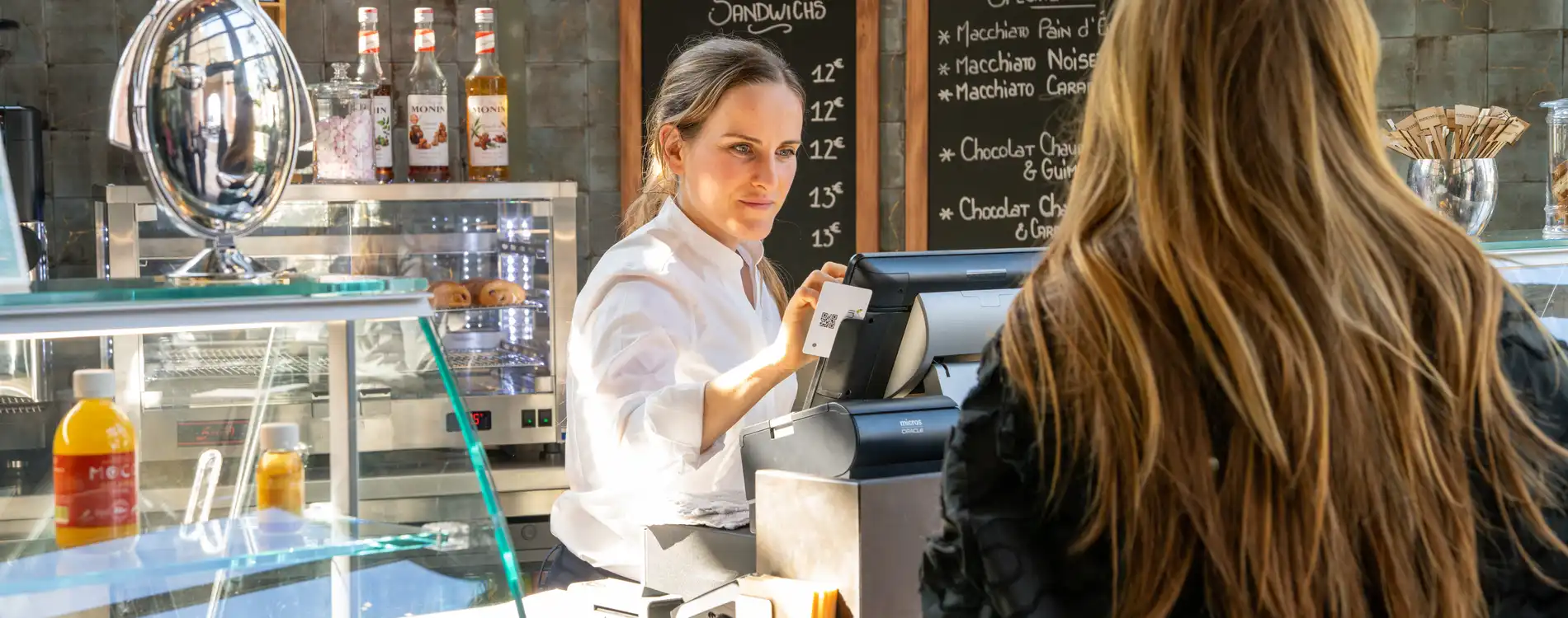 Service avec client à l'intérieur de l'enseigne B'Grab and Go