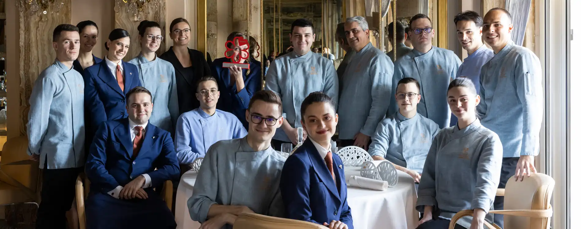 Claire Sonnet del ristorante Le Louis XV - Alain Ducasse à l’Hôtel de Paris riceve il premio per l'ospitalità e il servizio della Guida Michelin